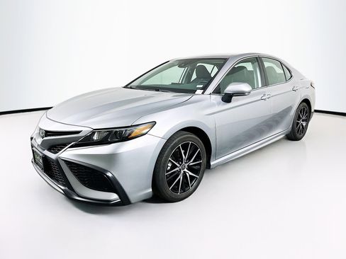 Used 2024 Toyota Camry SE FWD image 3