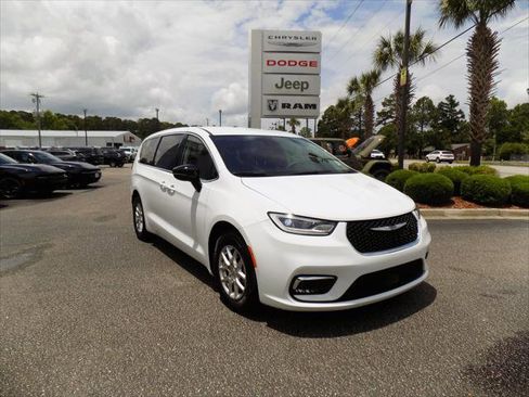 Certified 2024 Chrysler Pacifica Touring-L FWD image 1