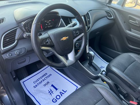 Used 2017 Chevrolet Trax LT w/ LT Convenience Package image 9