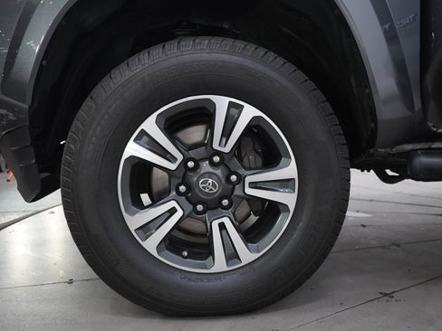 Used 2018 Toyota Tacoma TRD Sport w/ Exterior Package AWD/4WD image 29