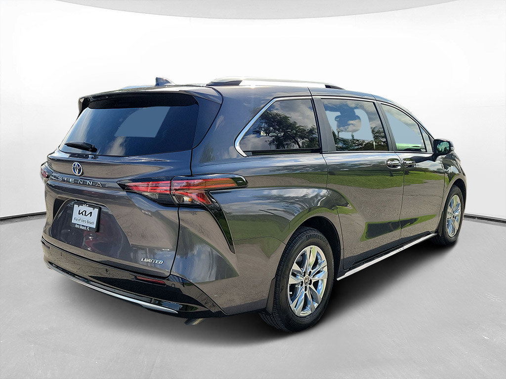 Used 2025 Toyota Sienna Limited FWD image 4