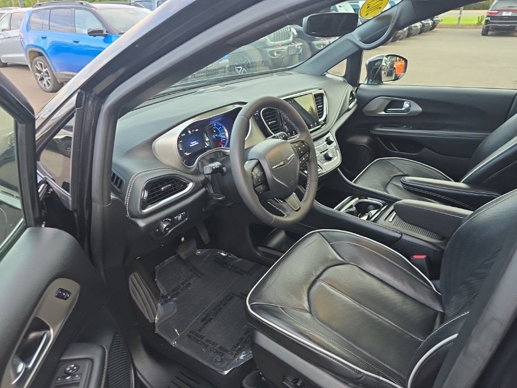 Used 2023 Chrysler Pacifica Limited w/ S Appearance Package FWD image 14