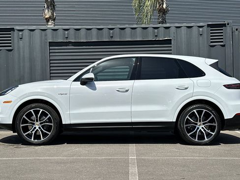 Certified 2023 Porsche Cayenne AWD/4WD image 2