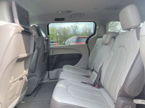 Used 2017 Chrysler Pacifica Touring-L Plus w/ Advanced Safetytec Group FWD image 12