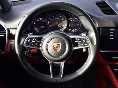 Certified 2023 Porsche Cayenne Platinum Edition image 15