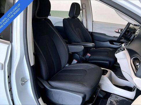 Used 2023 Chrysler Voyager LX FWD image 8