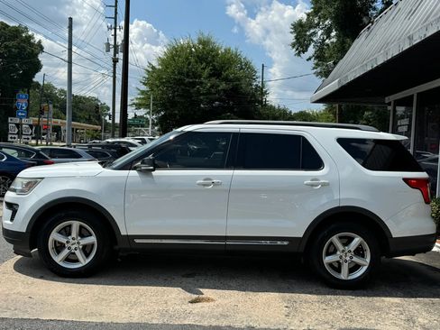 Used 2018 Ford Explorer XLT w/ Equipment Group 202A FWD image 4