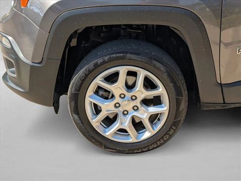 Used 2018 Jeep Renegade Latitude AWD/4WD image 6