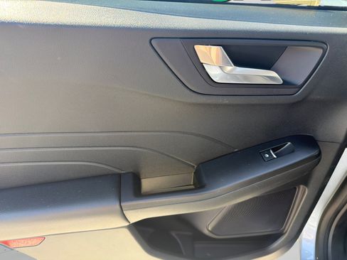 Used 2022 Ford Escape Titanium FWD image 11