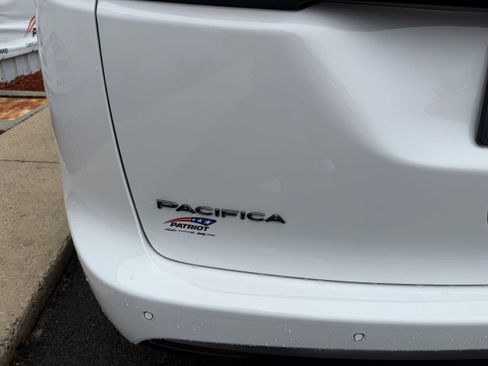New 2026 Chrysler Pacifica Select image 30