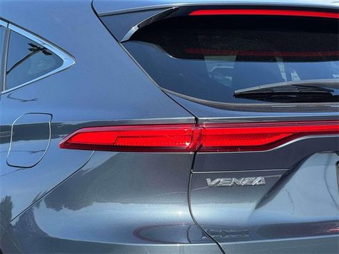 Used 2022 Toyota Venza XLE image 9