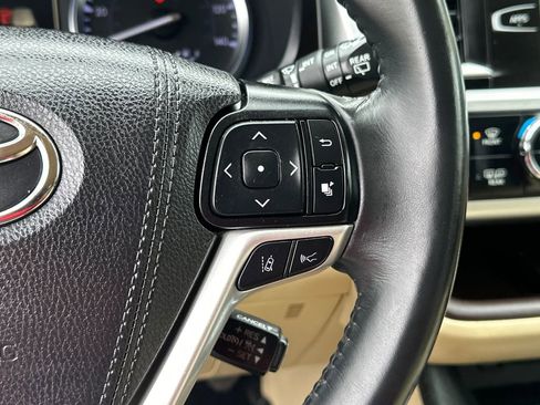 Used 2019 Toyota Highlander XLE FWD image 29