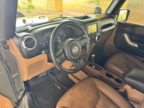Used 2015 Jeep Wrangler Unlimited Sahara w/ Connectivity Group AWD/4WD image 13