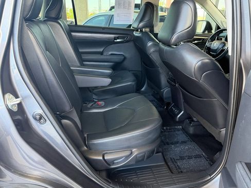 Used 2021 Toyota Highlander Limited FWD image 33