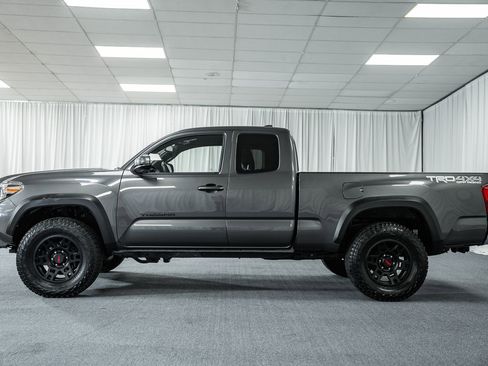 Used 2017 Toyota Tacoma TRD Off-Road image 5