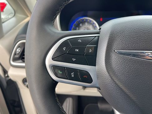 Used 2024 Chrysler Pacifica Touring-L image 17