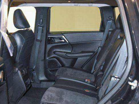 Used 2024 Mitsubishi Outlander SE Black Edition image 4