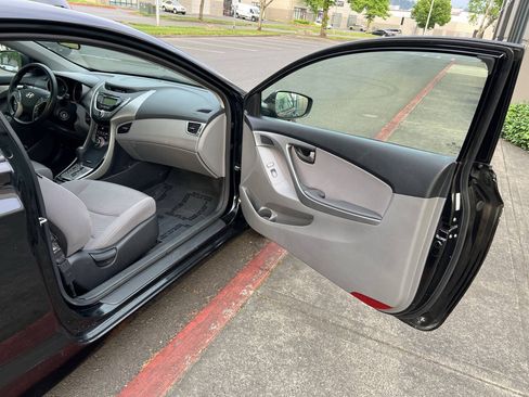 Used 2013 Hyundai Elantra FWD image 9