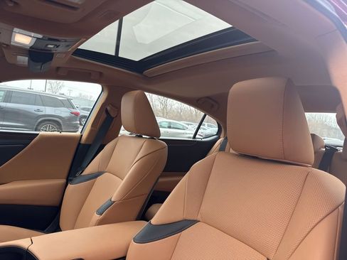 Used 2025 Lexus ES 300h w/ Premium Package image 9