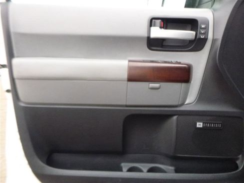Used 2014 Toyota Sequoia Platinum image 22