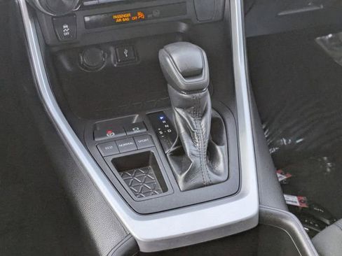 Used 2022 Toyota RAV4 LE image 14