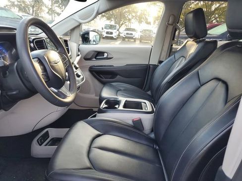 Used 2024 Chrysler Pacifica Touring-L image 17