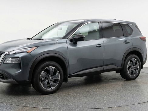 Used 2025 Nissan Rogue SV image 3