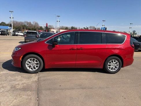 Used 2025 Chrysler Pacifica Select FWD image 4
