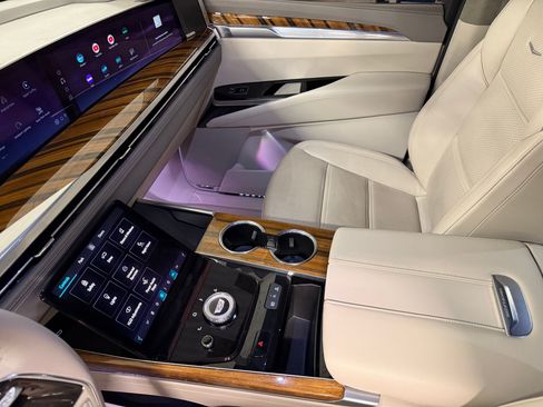 Certified 2025 Cadillac Escalade ESV Sport Platinum w/ LPO, ONYX Package AWD/4WD image 17