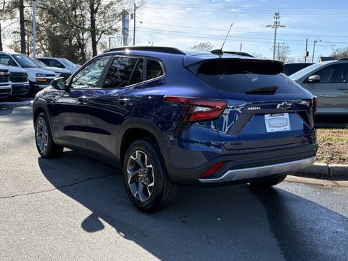 Used 2024 Chevrolet Trax LT w/ LT Convenience Package image 3