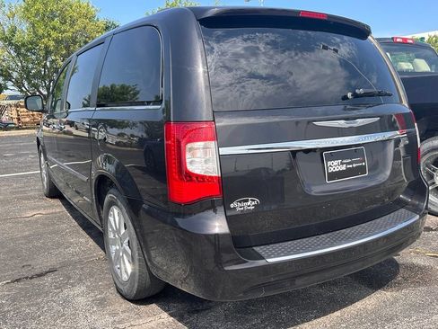 Used 2014 Chrysler Town & Country Touring w/ Driver Convenience Group FWD image 5