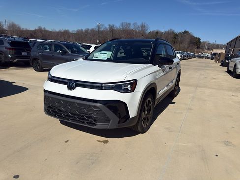 New 2026 Volkswagen Taos SE FWD image 1