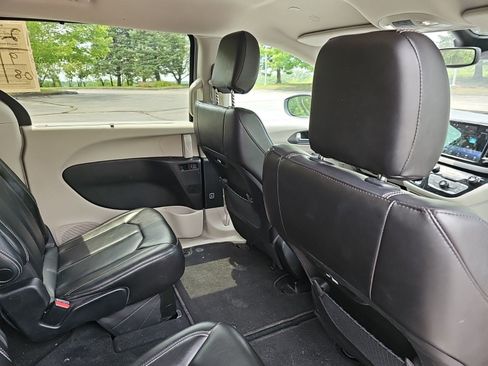 Used 2023 Chrysler Pacifica Touring-L FWD image 16