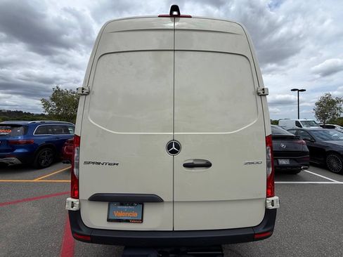 Used 2024 Mercedes-Benz Sprinter 2500 image 9