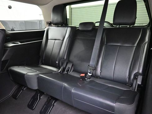 Used 2024 Ford Expedition XLT image 19
