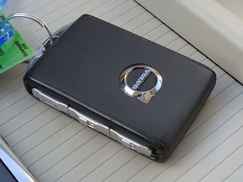 Certified 2025 Volvo XC60 T8 Core w/ Protection Package Premier image 33