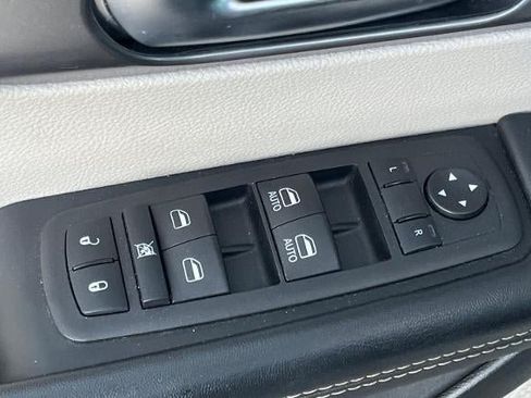 Used 2023 Chrysler Pacifica Touring-L FWD image 16