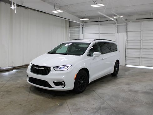 Used 2022 Chrysler Pacifica Touring-L FWD image 4