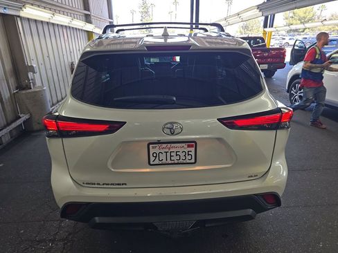 Used 2022 Toyota Highlander XLE FWD image 5
