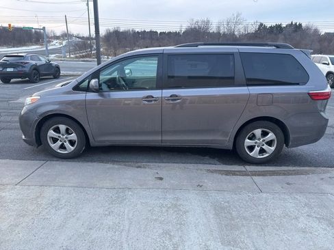 Used 2017 Toyota Sienna LE image 3