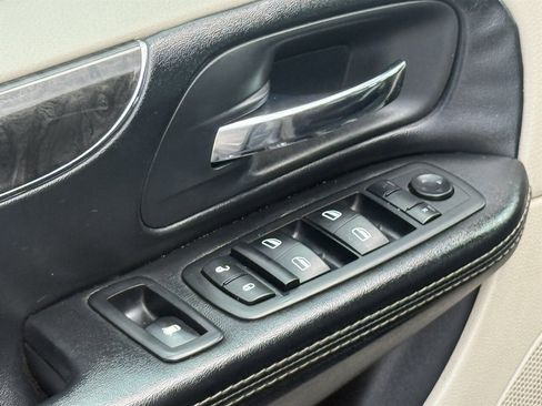 Used 2015 Chrysler Town & Country Touring image 23