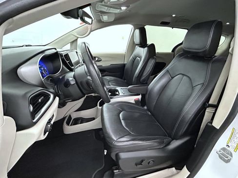 Certified 2022 Chrysler Pacifica Touring-L FWD image 10