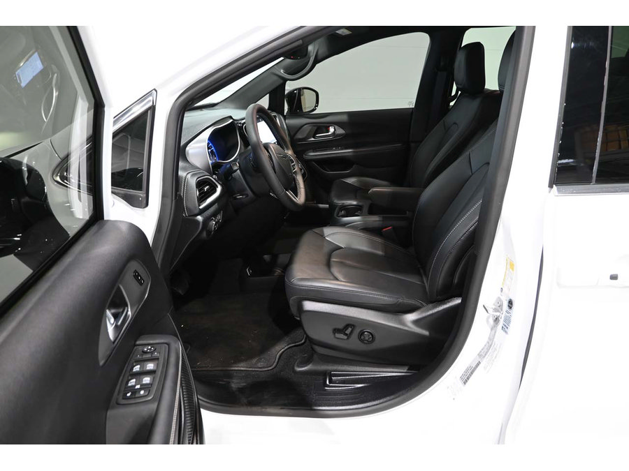 Used 2025 Chrysler Pacifica Select FWD image 13