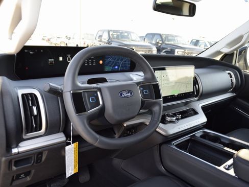 New 2025 Ford Expedition Active image 17