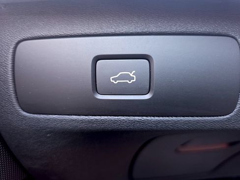 Certified 2025 Volvo XC90 B6 Plus AWD/4WD image 36