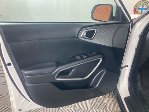 Used 2022 Kia Soul LX w/ Technology Package image 11