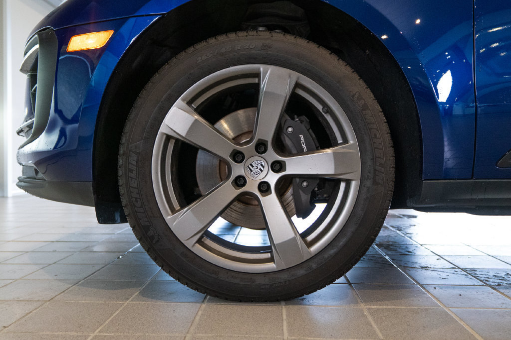 Certified 2025 Porsche Macan AWD/4WD image 11