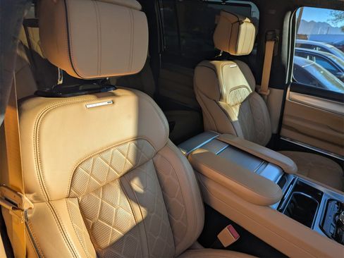 Used 2023 Jeep Grand Wagoneer Series III image 7