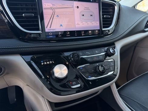 Used 2023 Chrysler Pacifica Limited image 21