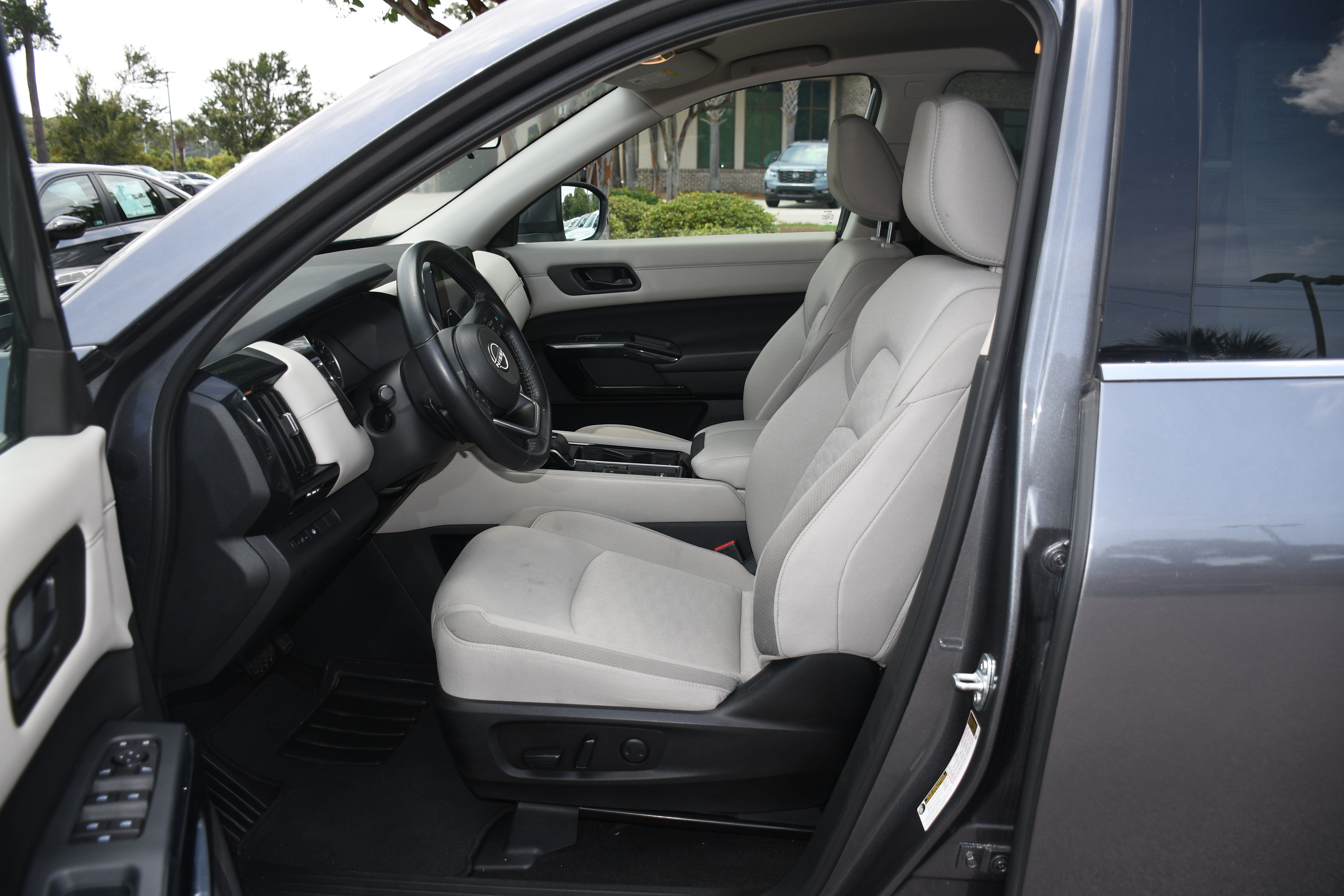 Used 2024 Nissan Pathfinder SV FWD image 7